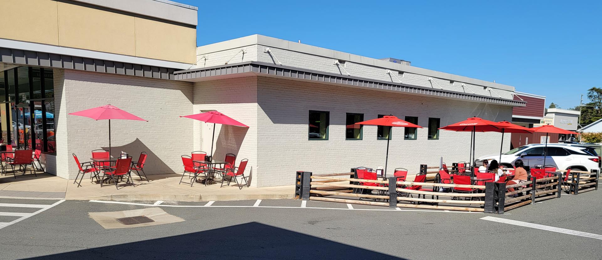 sidewalk and parking outdoor dining